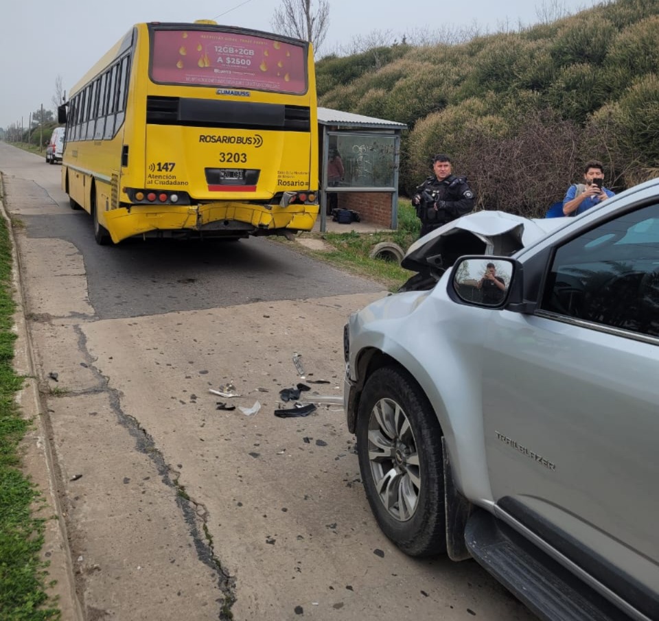 Cuatro heridos tras un choque entre una camioneta y un 142 negro en Funes